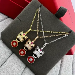 Collar con colgante de disco esmaltado con cabeza de búho rojo y oro