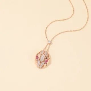 Collar con colgante de oro rosa pavé con motivo geométrico de escala