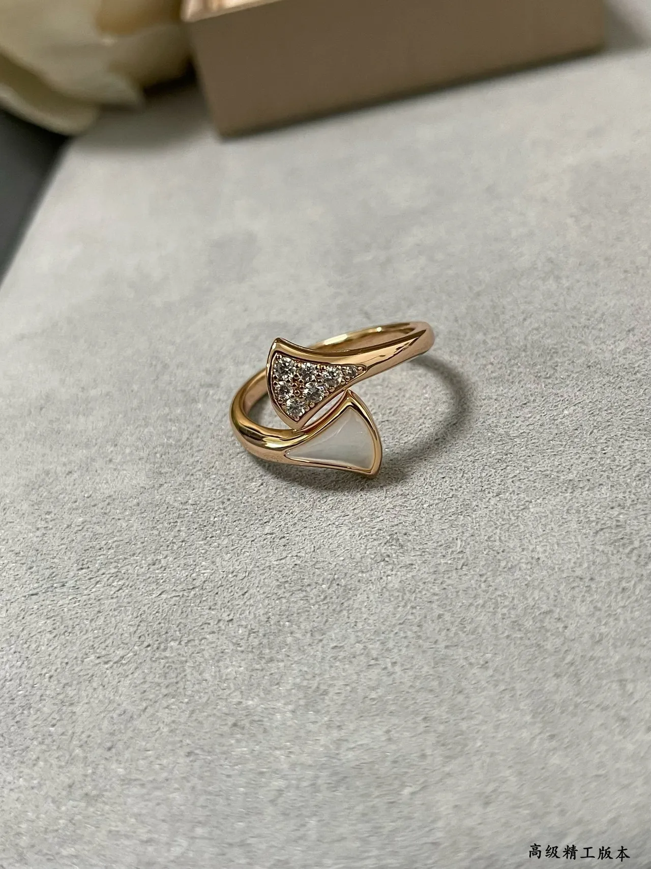 Bague or rose géométrique en nacre et pavé 3