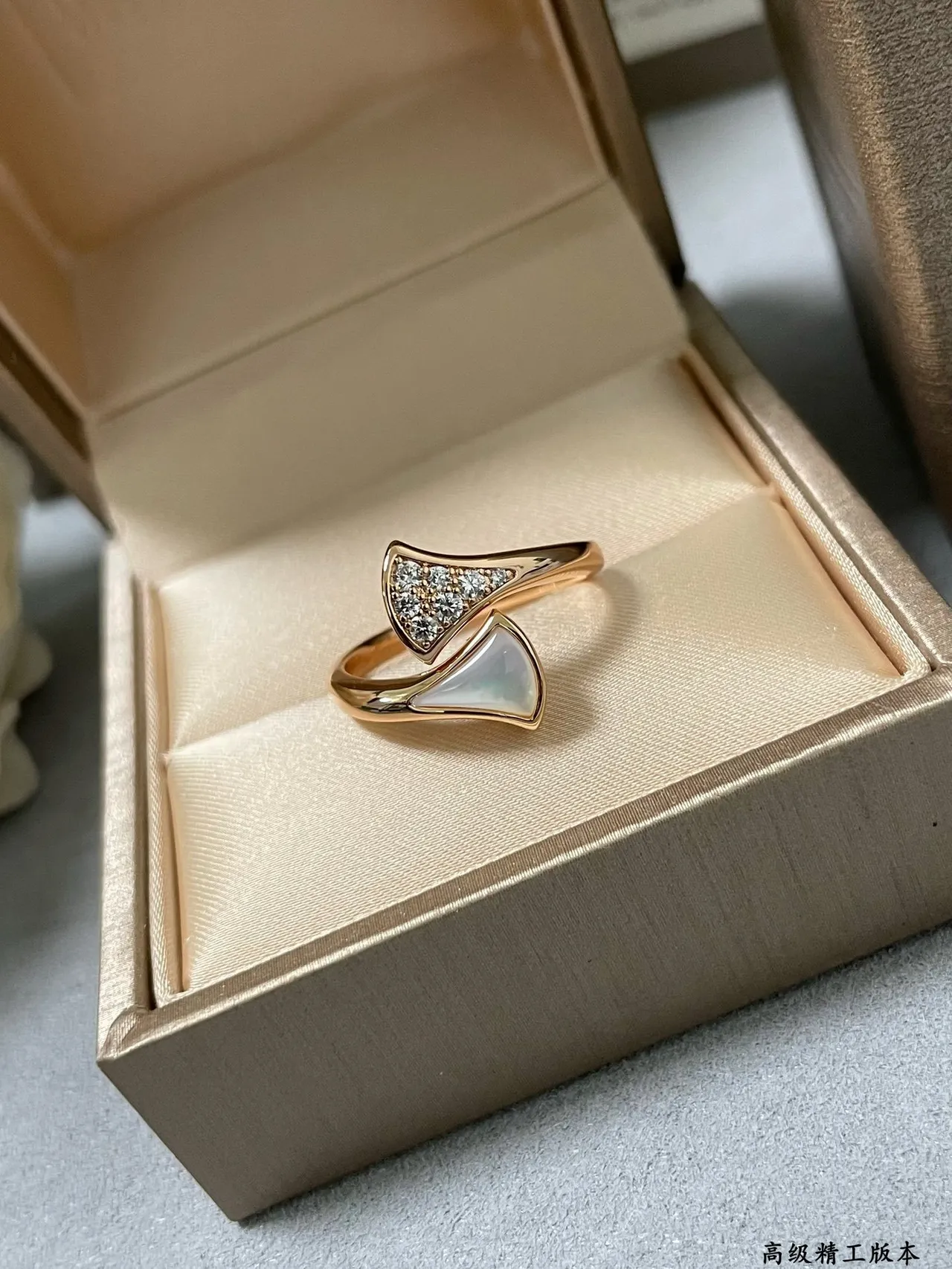 Bague or rose géométrique en nacre et pavé 4