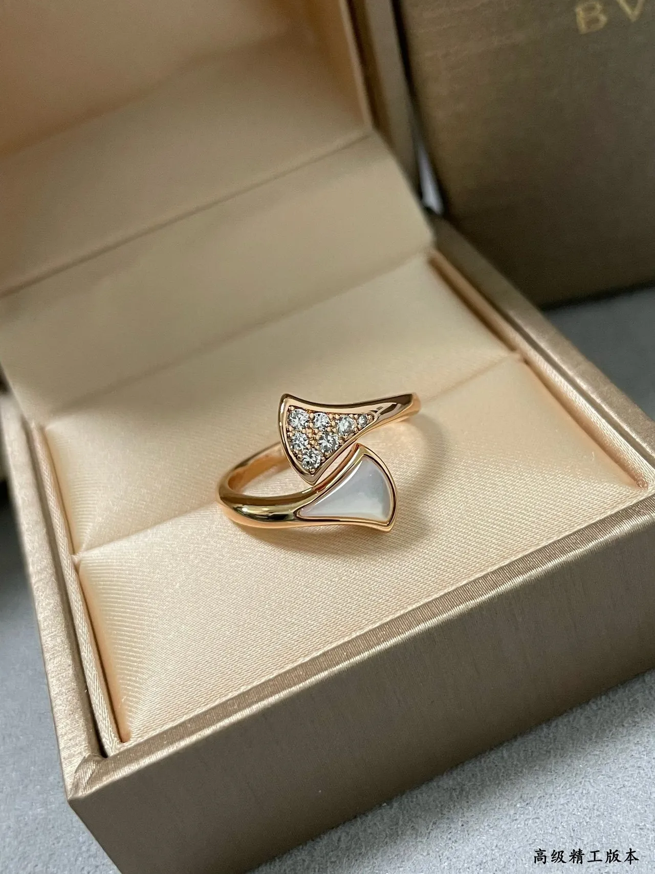 Bague or rose géométrique en nacre et pavé 5