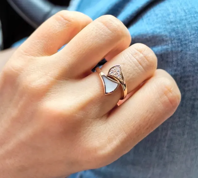 Bague or rose géométrique en nacre et pavé 8
