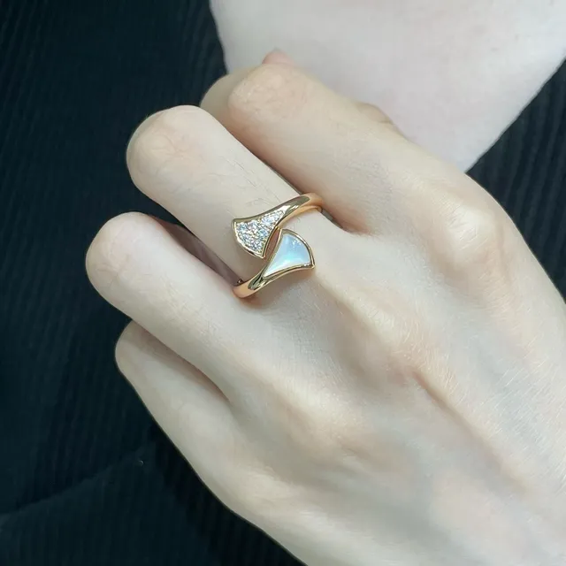 Bague or rose géométrique en nacre et pavé 9