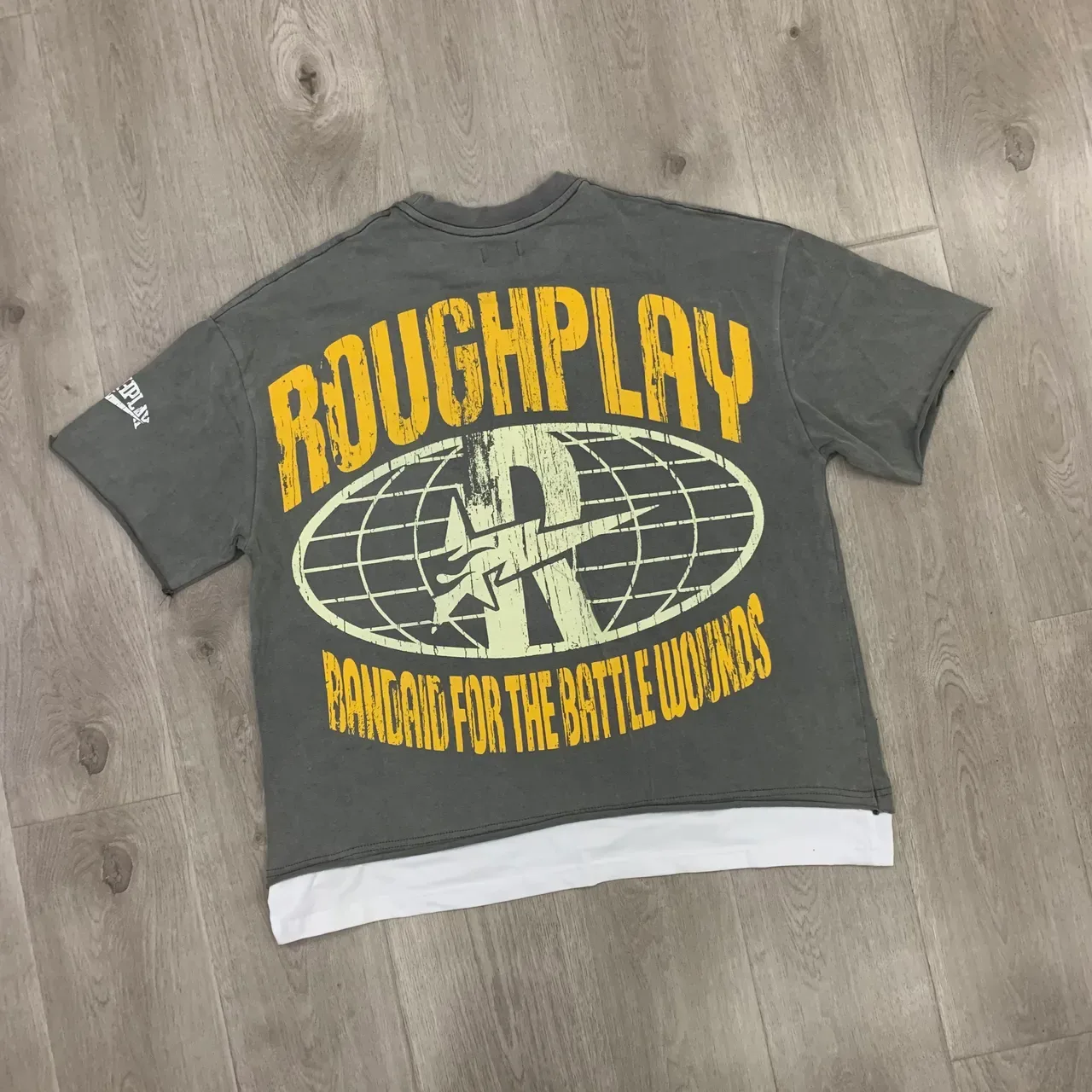 ROUGH Roughplay युद्ध के घावों के लिए बैंडएड ग्राफिक टी-शर्ट 5