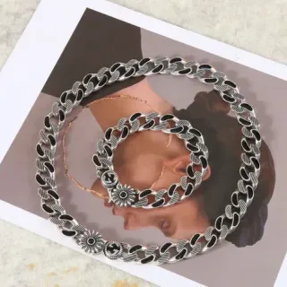 سلاسل عنق فضية وأسود مرصعة سلسلة كيرب مع تعويذات زهور