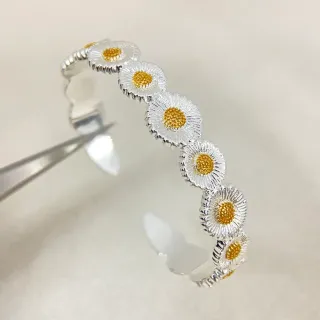 Anillo abierto ajustable con motivo de margarita en plata y oro