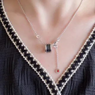Collier avec chaîne argentée noire et pendentif cylindrique