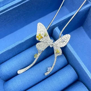 Colar de prata com pingente de borboleta pavé-set com acentos florais de múltiplas pedras