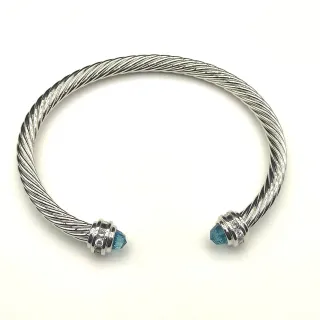 Pulsera de cable trenzado plateado azul con gemas facetadas en los extremos