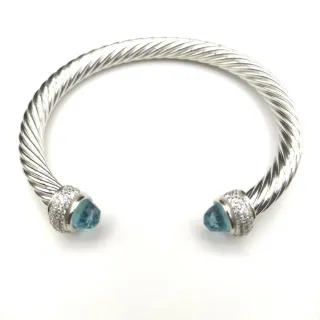 Pulsera de Cable Azul Retorcido con Gemas Facetadas Terminales Plateadas