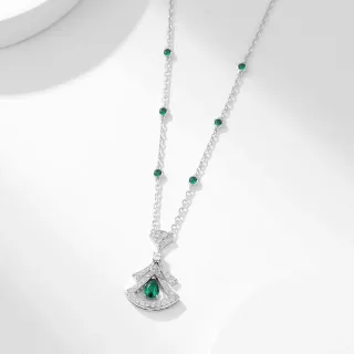 Colar de prata com pingente em forma de leque de pedra verde de corte em pera