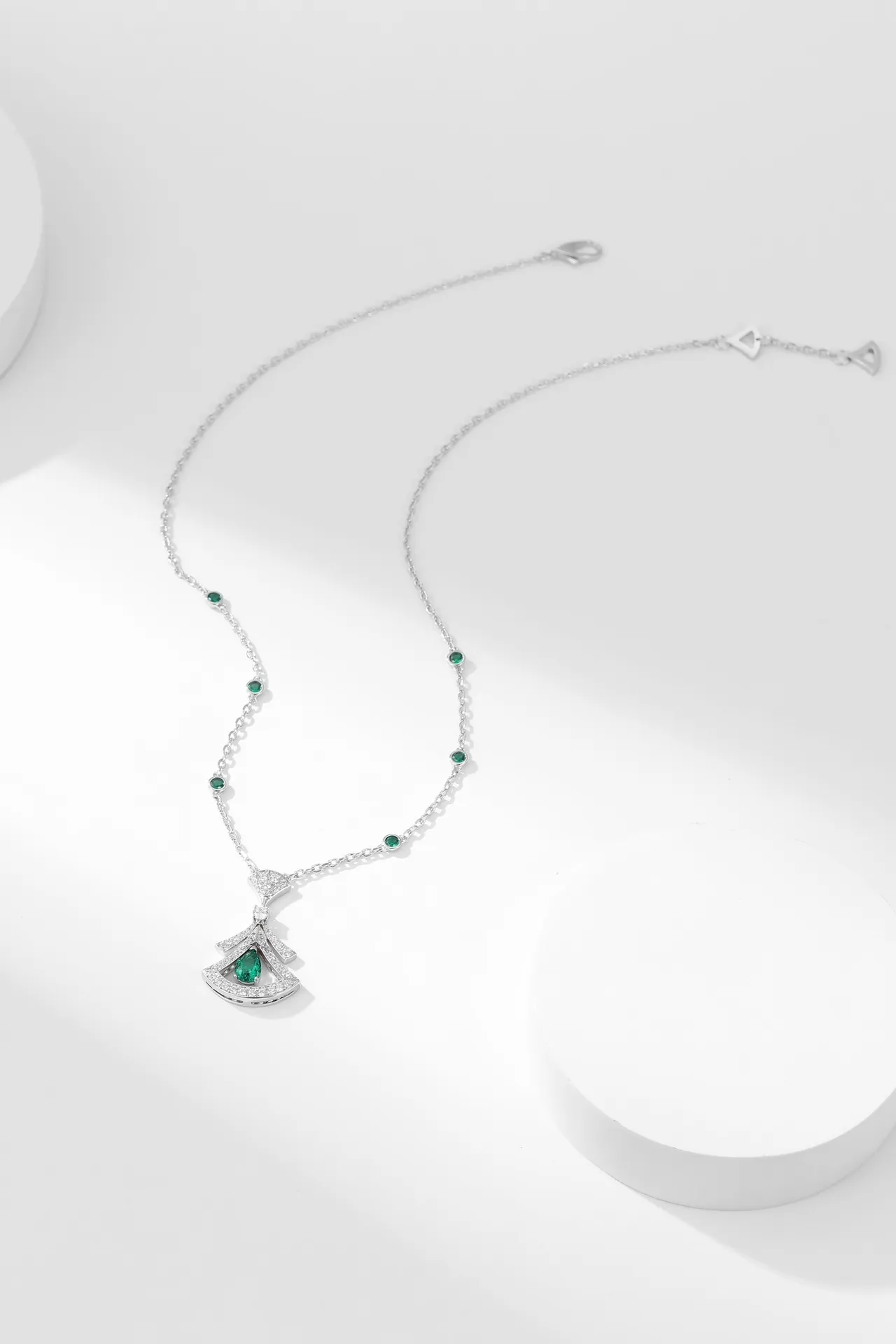 Silver Green Fan-Shaped Pendant Pear-Cut Gemstone Necklace 3