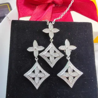 Colar de prata Pavé-Set motivo floral moldura em forma de diamante com aberturas