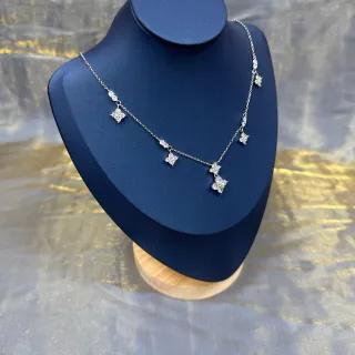 Colar com pingante de cristal em tom prateado em forma de quatrilobo