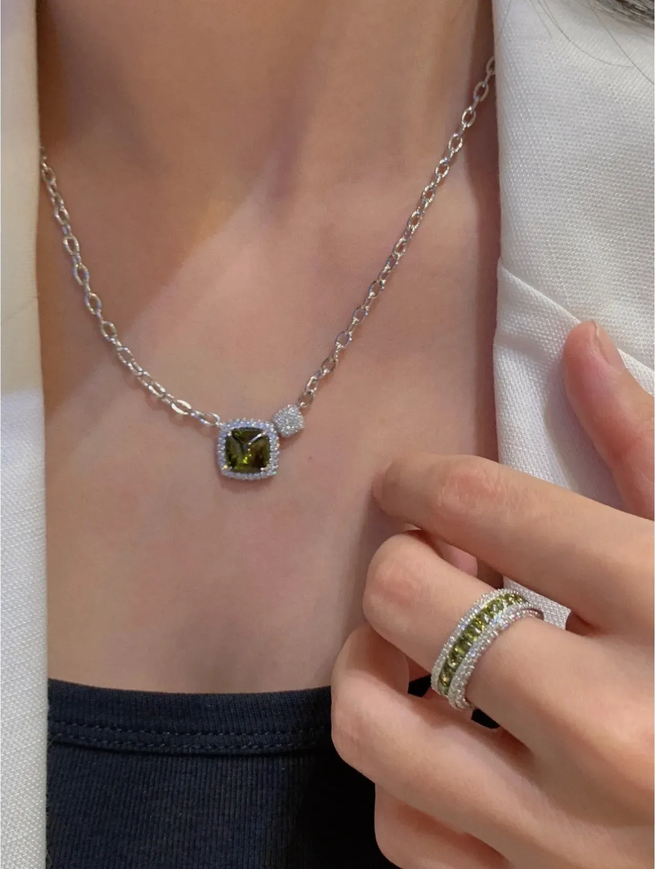 Collier avec pendentif halo en pierre verte de coupe en cojín ton argent 3