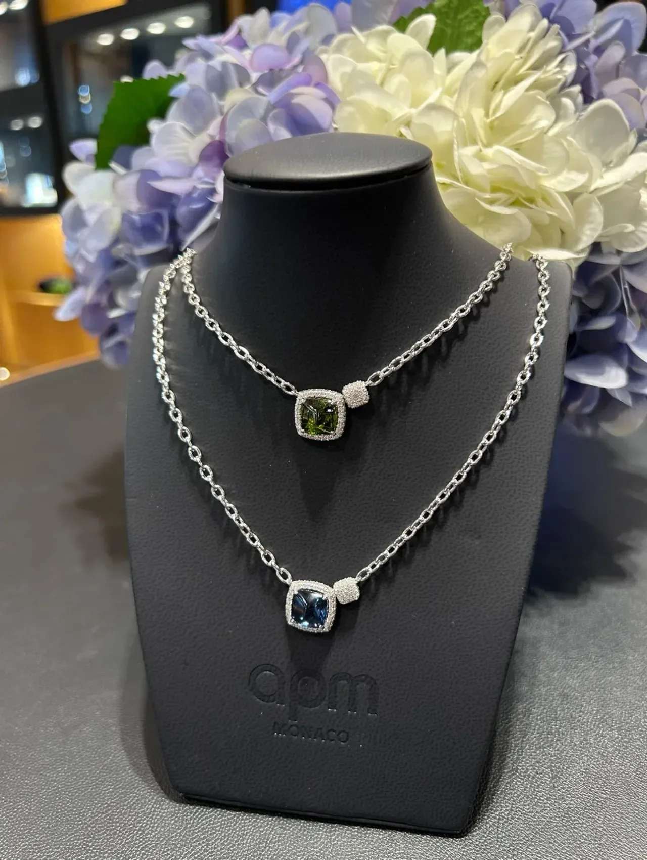 Collier avec pendentif halo en pierre verte de coupe en cojín ton argent 4