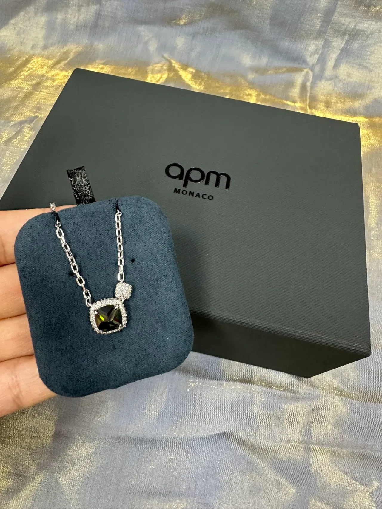 Collier avec pendentif halo en pierre verte de coupe en cojín ton argent 5