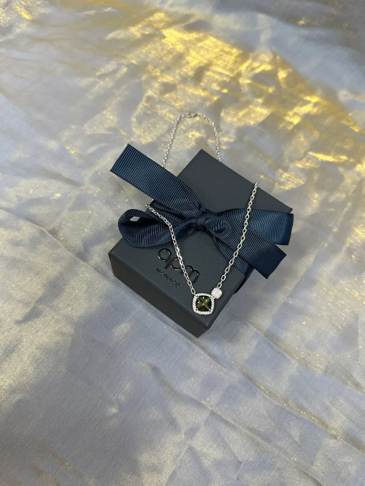 Collier avec pendentif halo en pierre verte de coupe en cojín ton argent 6