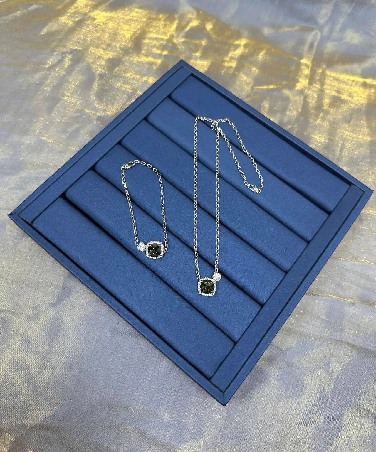 Collier avec pendentif halo en pierre verte de coupe en cojín ton argent 8