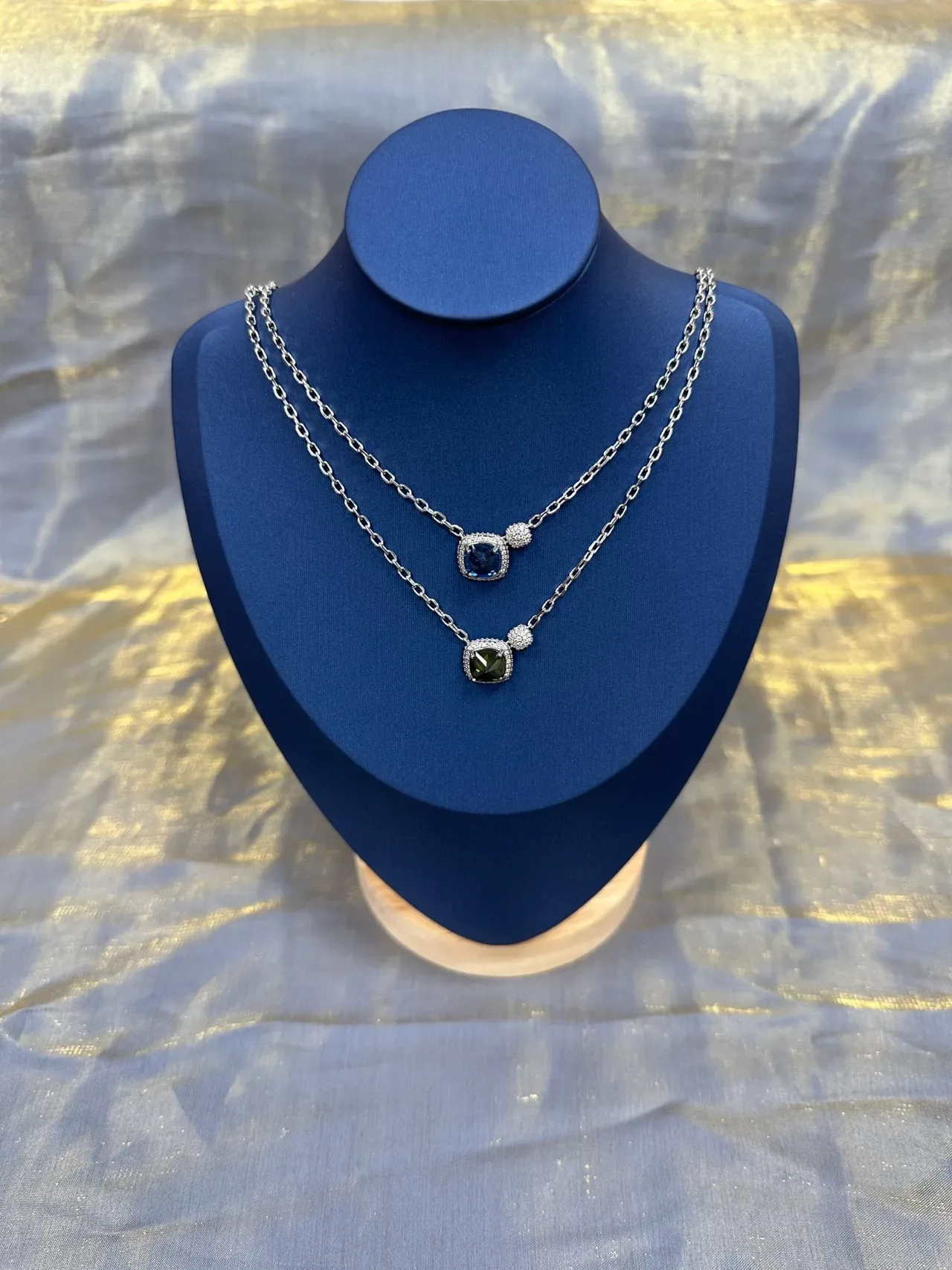 Collier avec pendentif halo en pierre verte de coupe en cojín ton argent 9