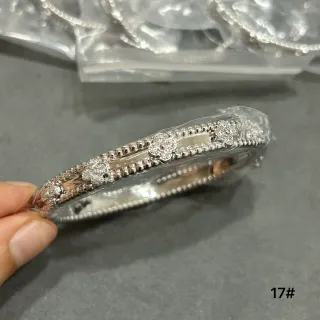 Pulseira de borda de contas florais em pavê de tom prateado