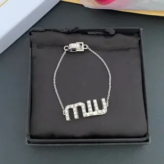 سوار سلاسل بلون فضي مزين بكريستالات 'MU' لوجو