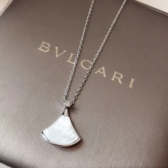 Silver-Toned Fan Pendant Necklace 7