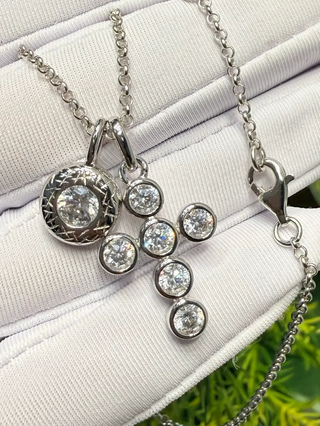 Silver-Toned Textured Disc and Clustered Stone Pendant Necklace 3