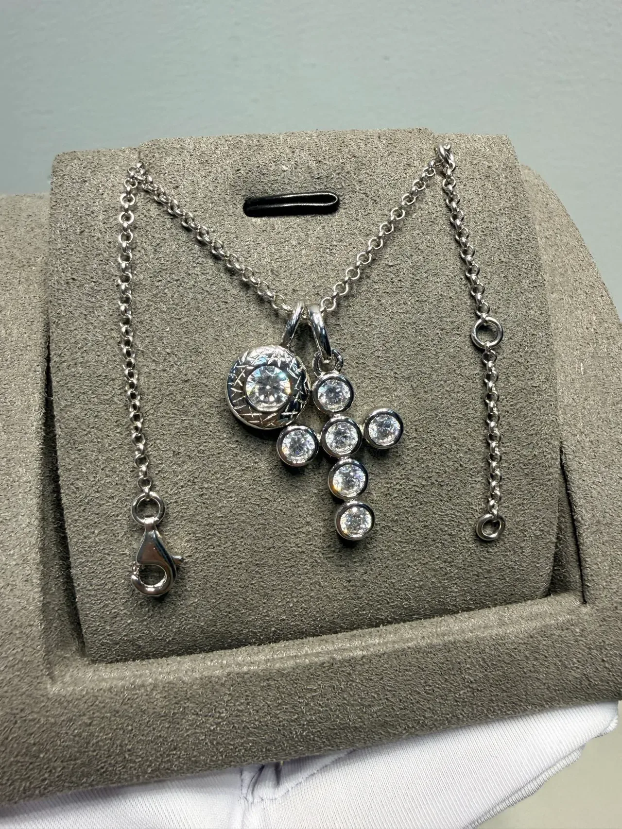 Silver-Toned Textured Disc and Clustered Stone Pendant Necklace 5