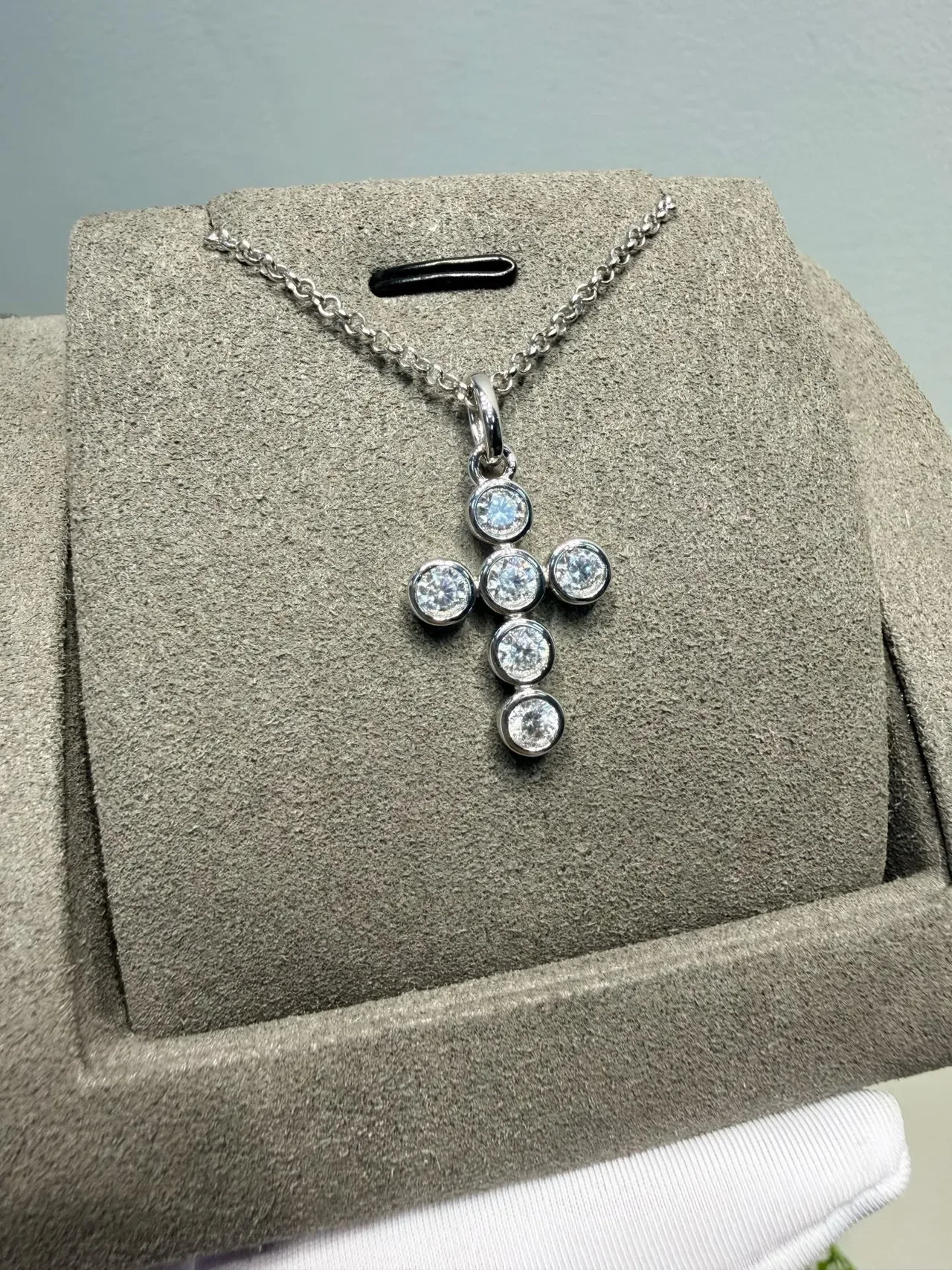 Silver-Toned Textured Disc and Clustered Stone Pendant Necklace 9