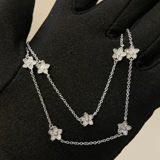 Collier chaîne transparente argentée cinq pendentifs floraux