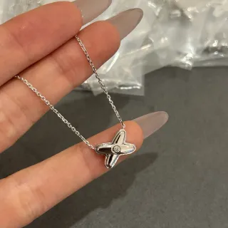 قلادة فضية شفافة على شكل صليب