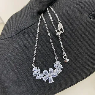Collier en argent avec motif floral transparent pavé de cristal