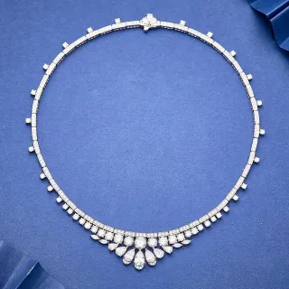 فضية أبيضة Bib-Style Pavé-Set قلادة
