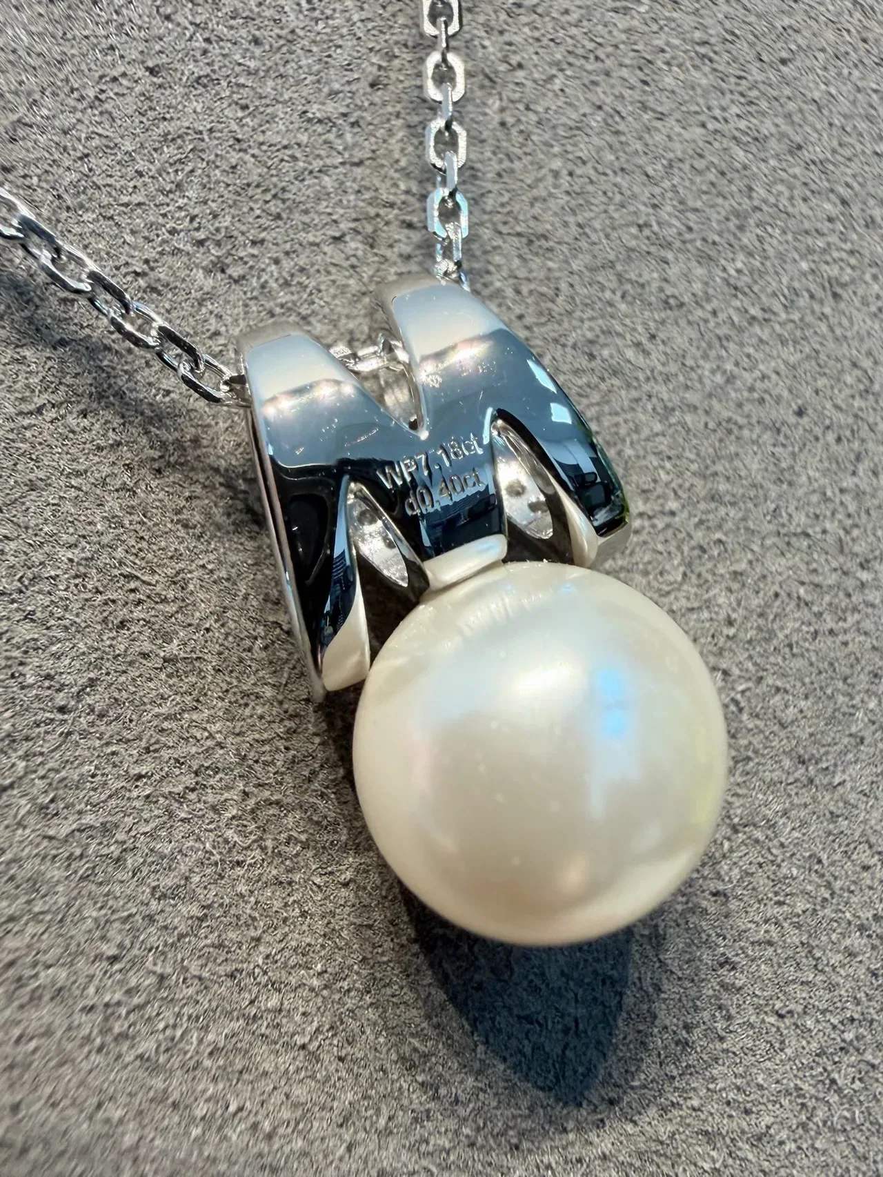 Silver White Pearl Pendant Pavé-Set Metal Motif Necklace 3