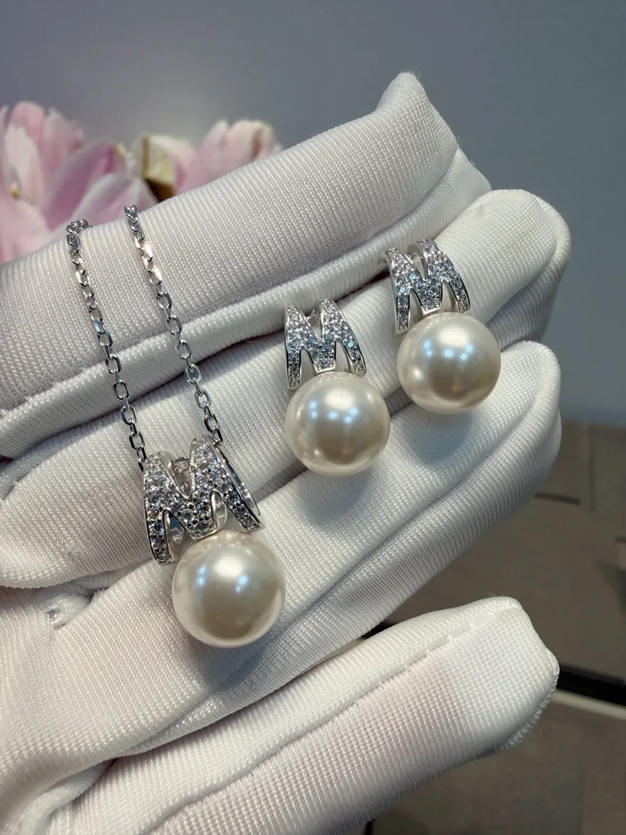Silver White Pearl Pendant Pavé-Set Metal Motif Necklace 4