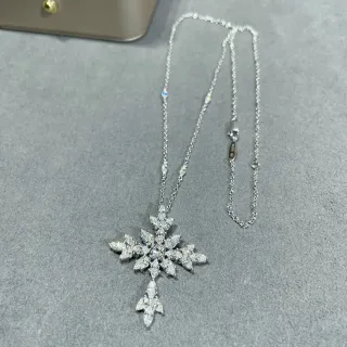Collar Dije de Copo de Nieve Plateado Blanco con Piedras en Corte Marquise