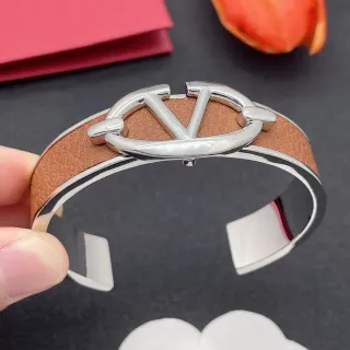 Pulseira de couro tan e fecho com logo prateado