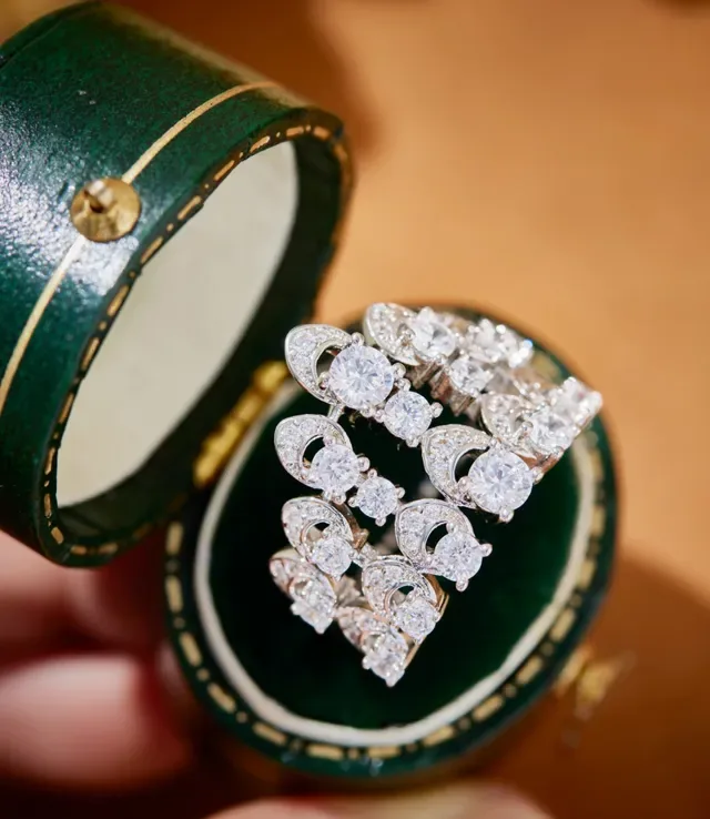 Two-Tone Floral Cluster Diamond Ring 4