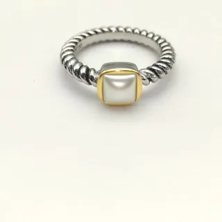 Anillo de banda de cuerda trenzada de dos tonos con cabujón cuadrado