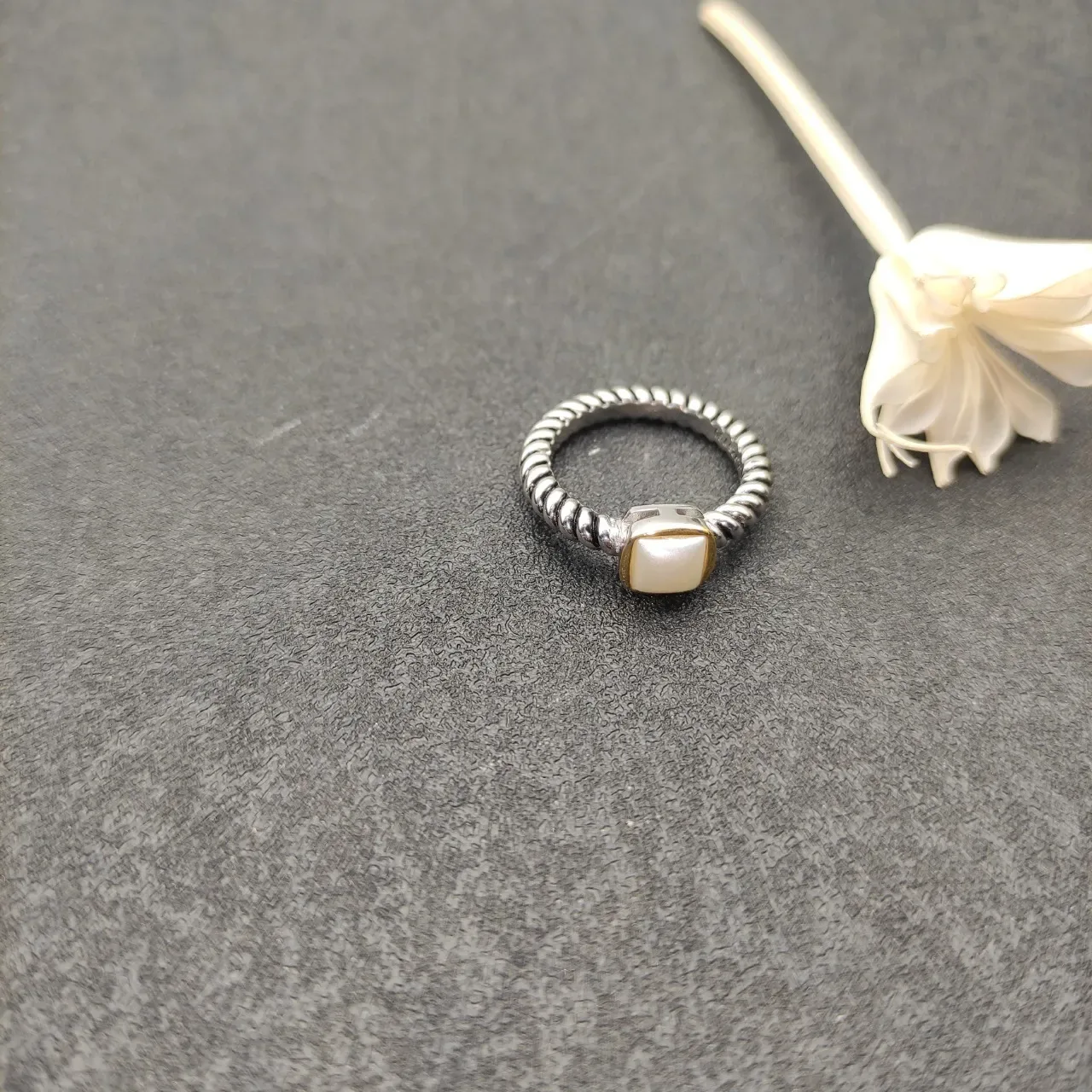 Two-Tone Twisted Rope Band Square Cabochon Ring 5
