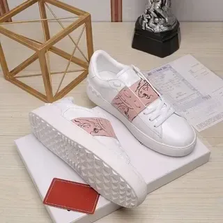 Tênis lifestyle brancos e rosas ilustrados com alça