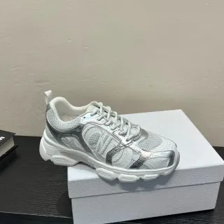 Zapatilla lifestyle con overlay metálico blanco y plateado