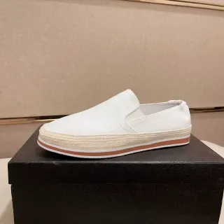 白色米色皮革鞋面草编包裹鞋底乐福鞋