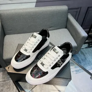 Sneakers brancas e pretas de couro embossado de crocodilo com painel lateral de malha