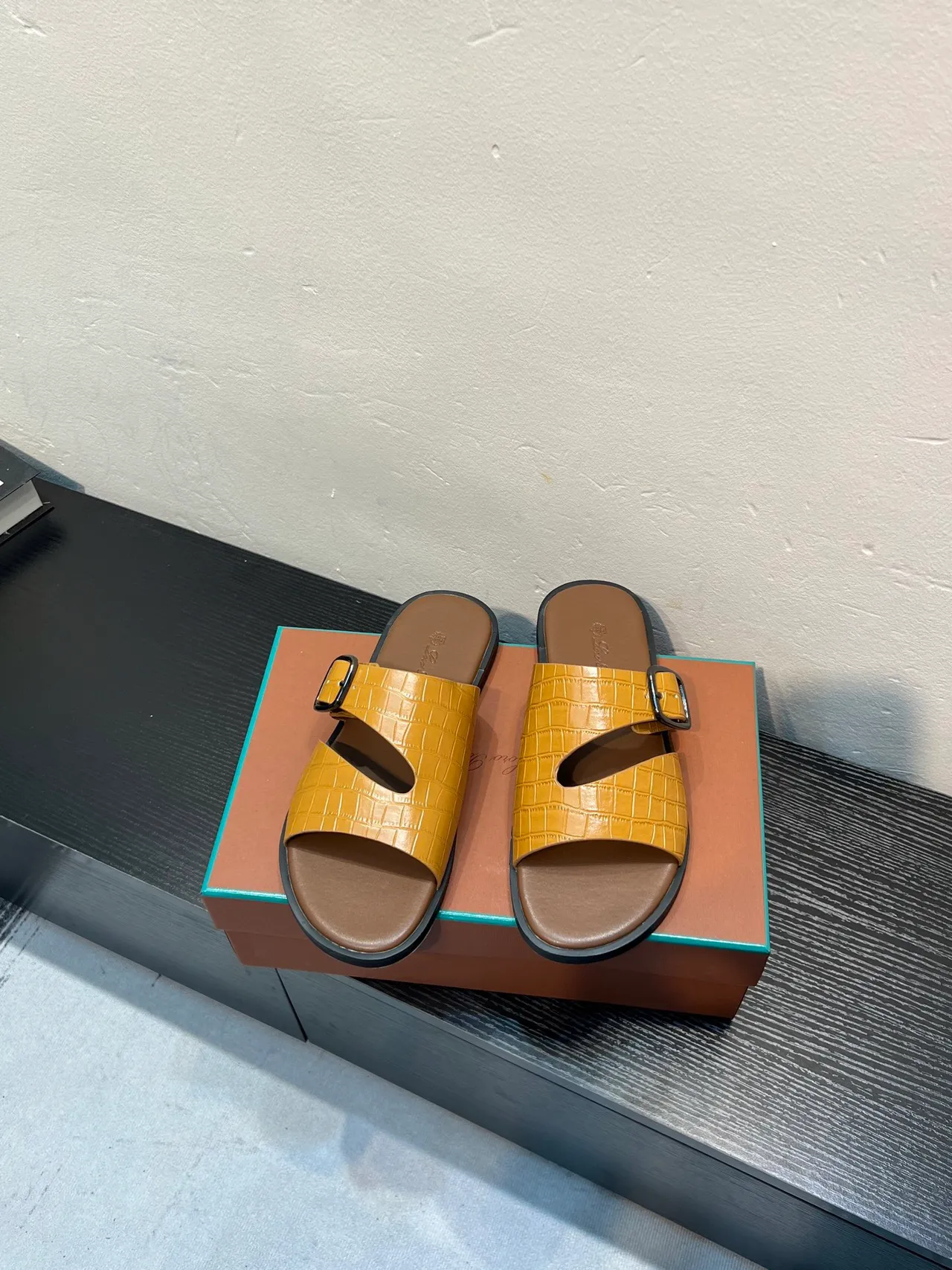 Yellow Brown Crocodile-Embossed Leather Dual-Strap Casual Sandals 2