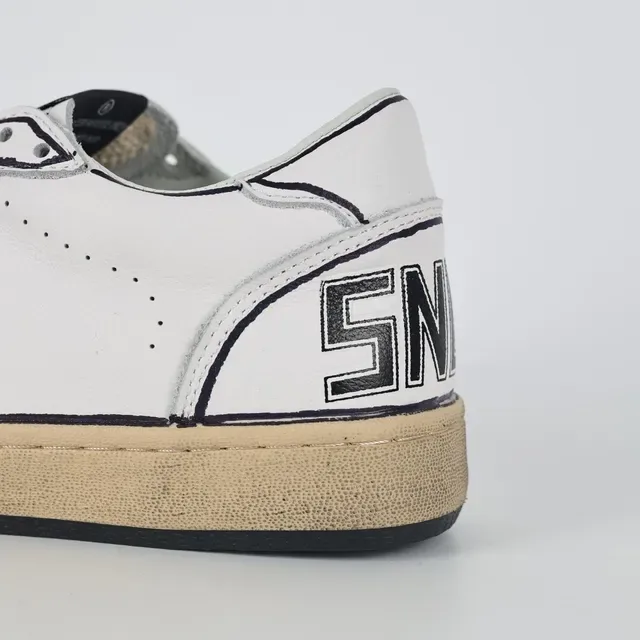 Golden Goose Superstar tênis lifestyle com logotipo de estrela branco e preto 4