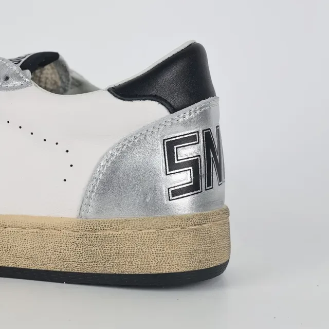 Golden Goose blanc argent baskets basses emblème étoile sneakers lifestyle 4