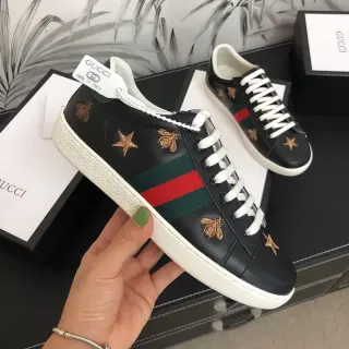 Gucci Ace أحذية رياضية سوداء جلدية مطرزة نحلة ونجم نمط حياة