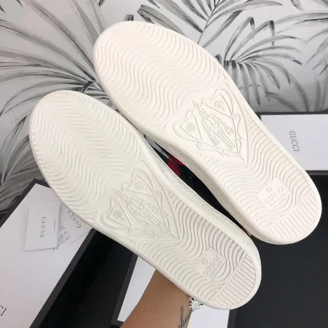 Gucci Ace أحذية رياضية سوداء جلدية مطرزة نحلة ونجم نمط حياة 2